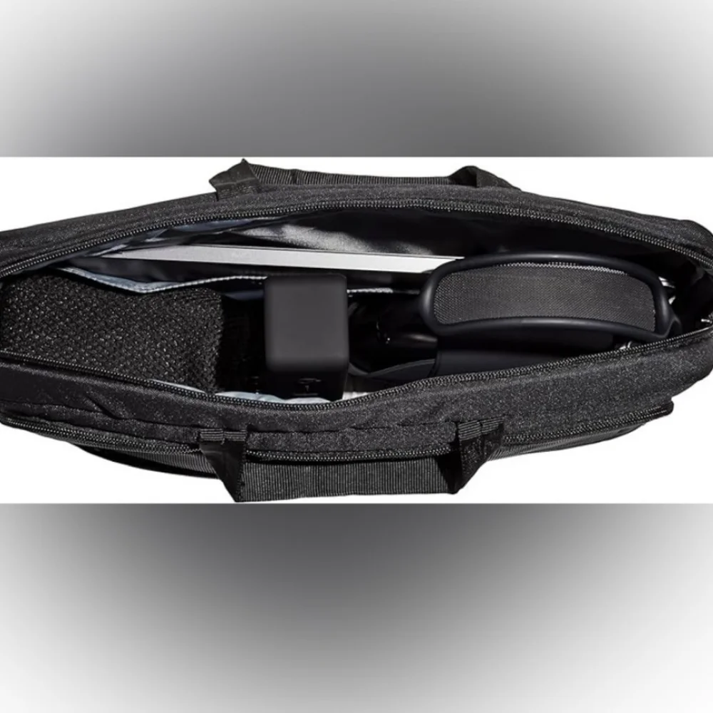 Amazon Basics 15 Inch Laptop Computer Shoulder Bag, Black